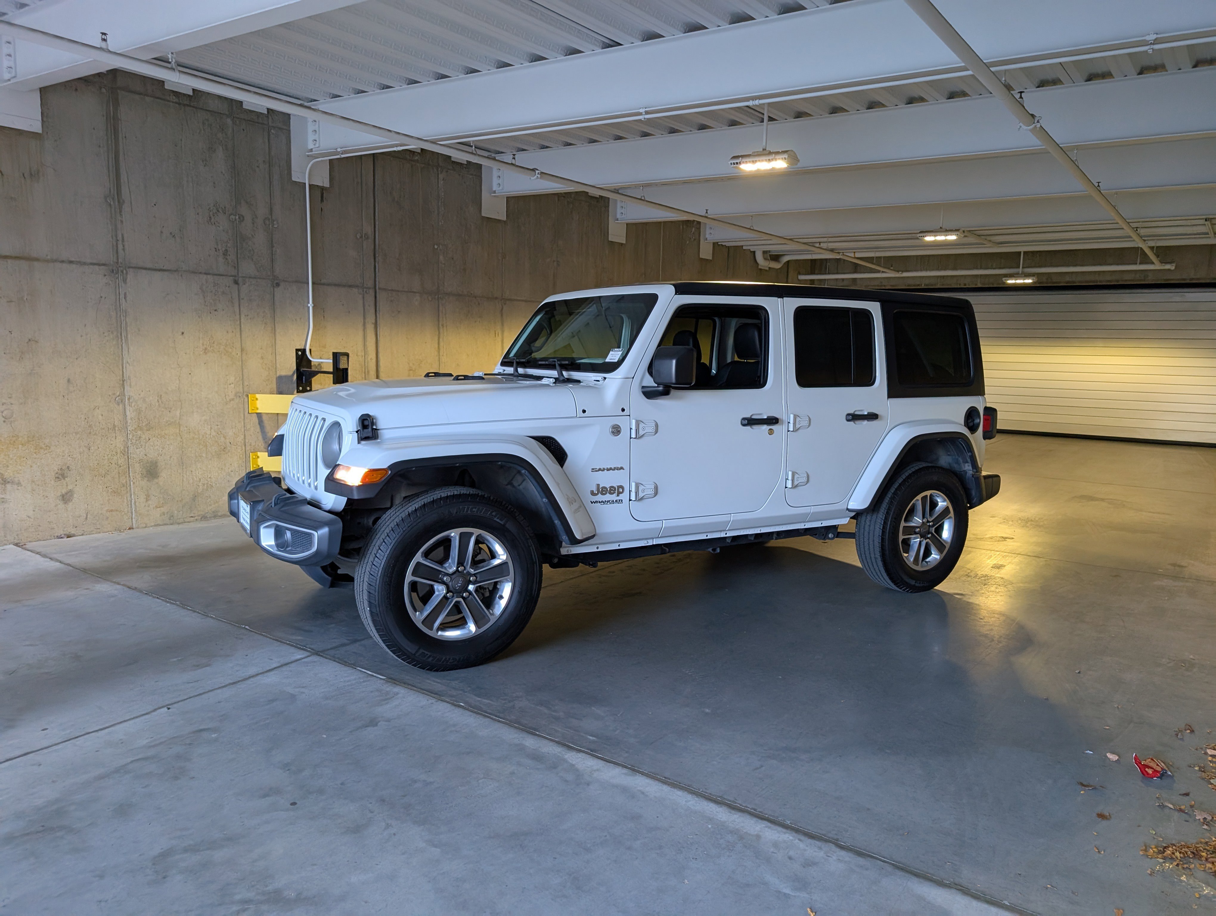Used 2018 Jeep Wrangler Unlimited Sahara image 2