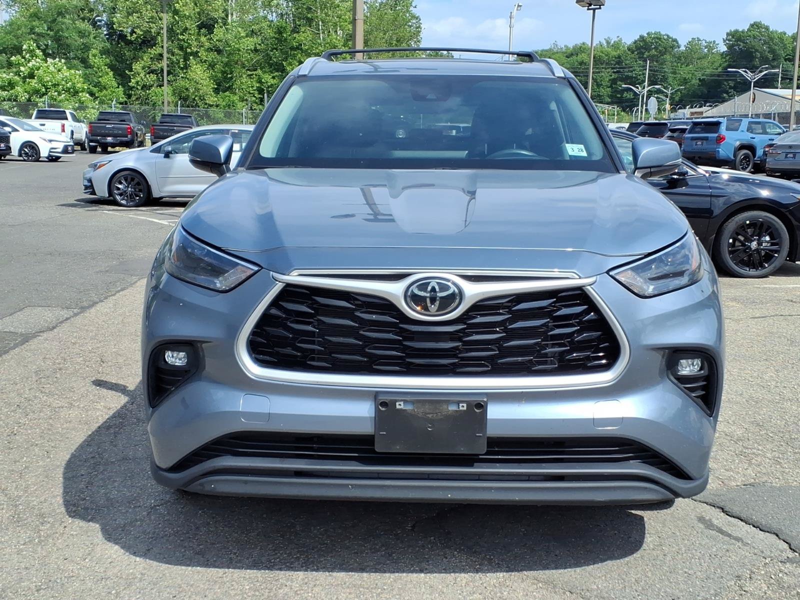 Used 2023 Toyota Highlander XLE AWD/4WD image 2