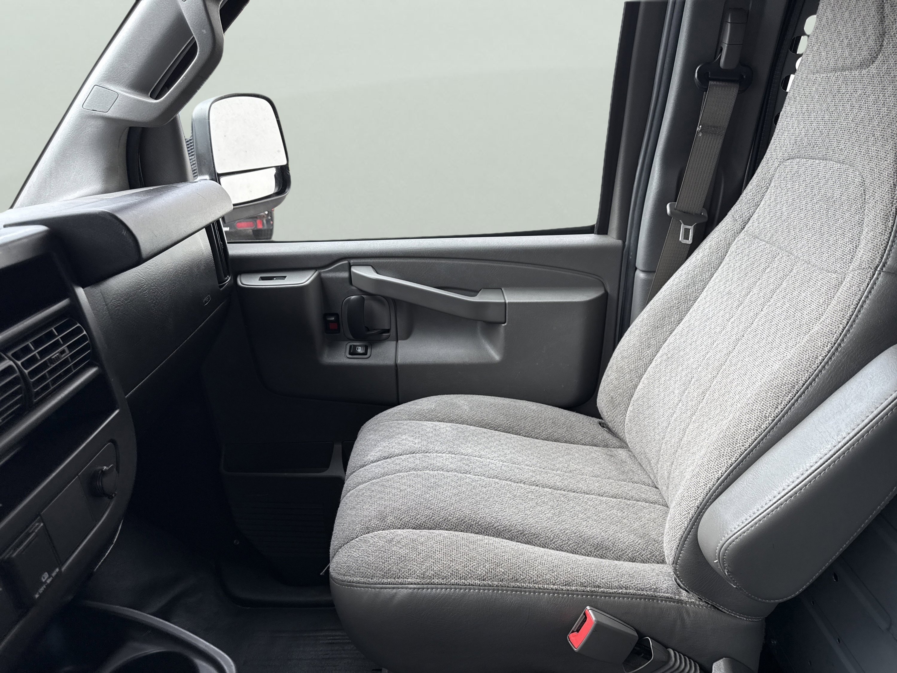 Used 2018 Chevrolet Express 2500 image 18