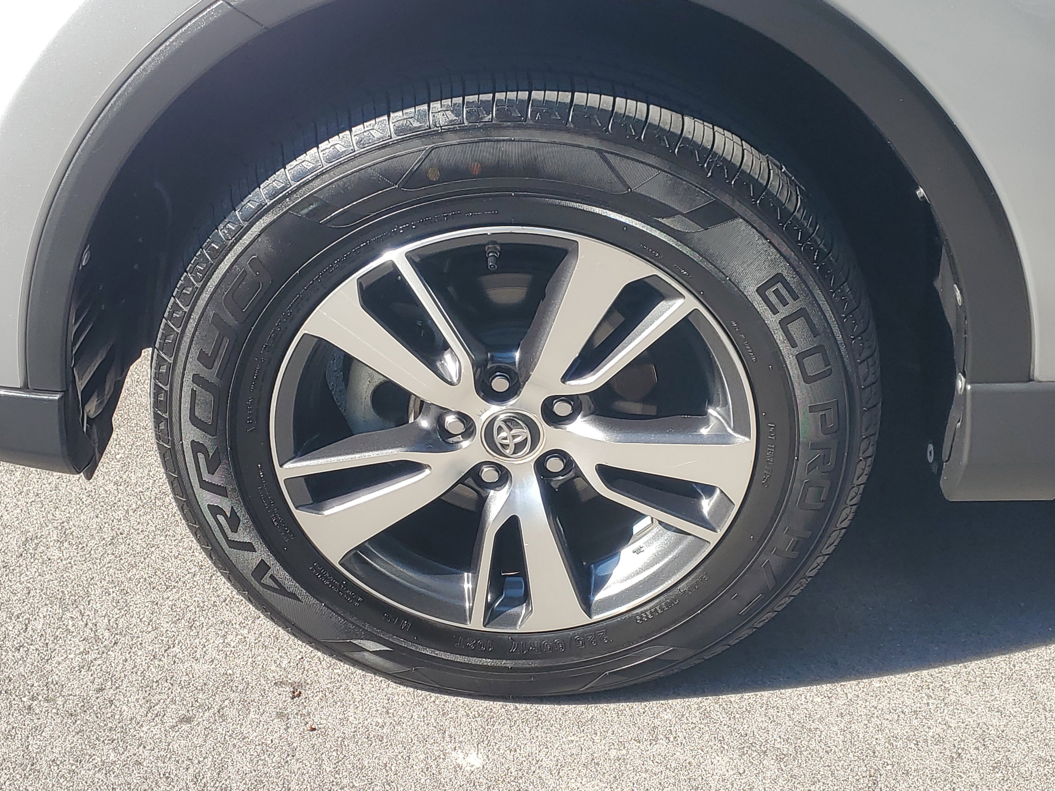 Used 2018 Toyota RAV4 XLE image 4