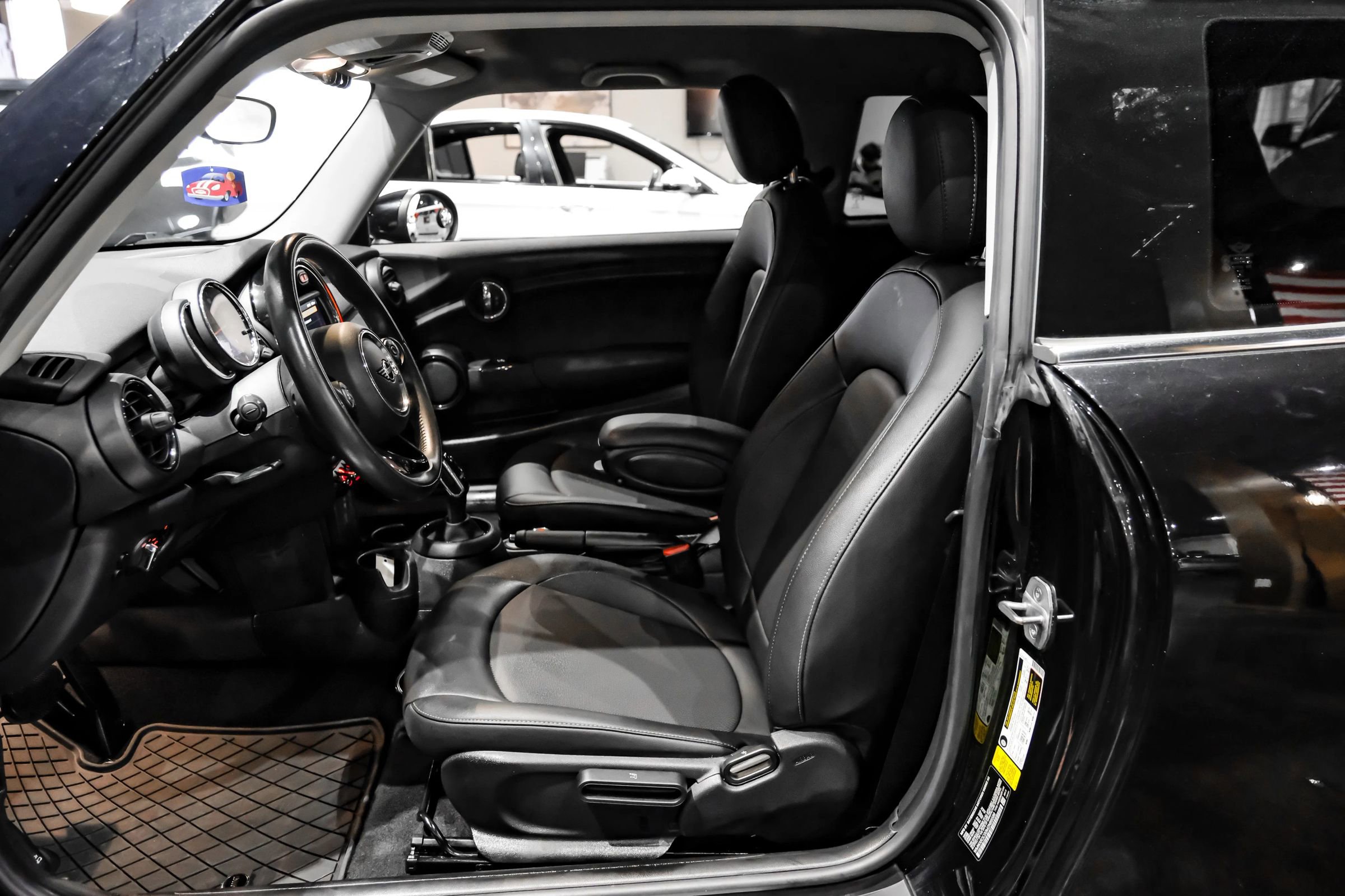 Used 2021 MINI Cooper 2-Door Hardtop FWD image 4