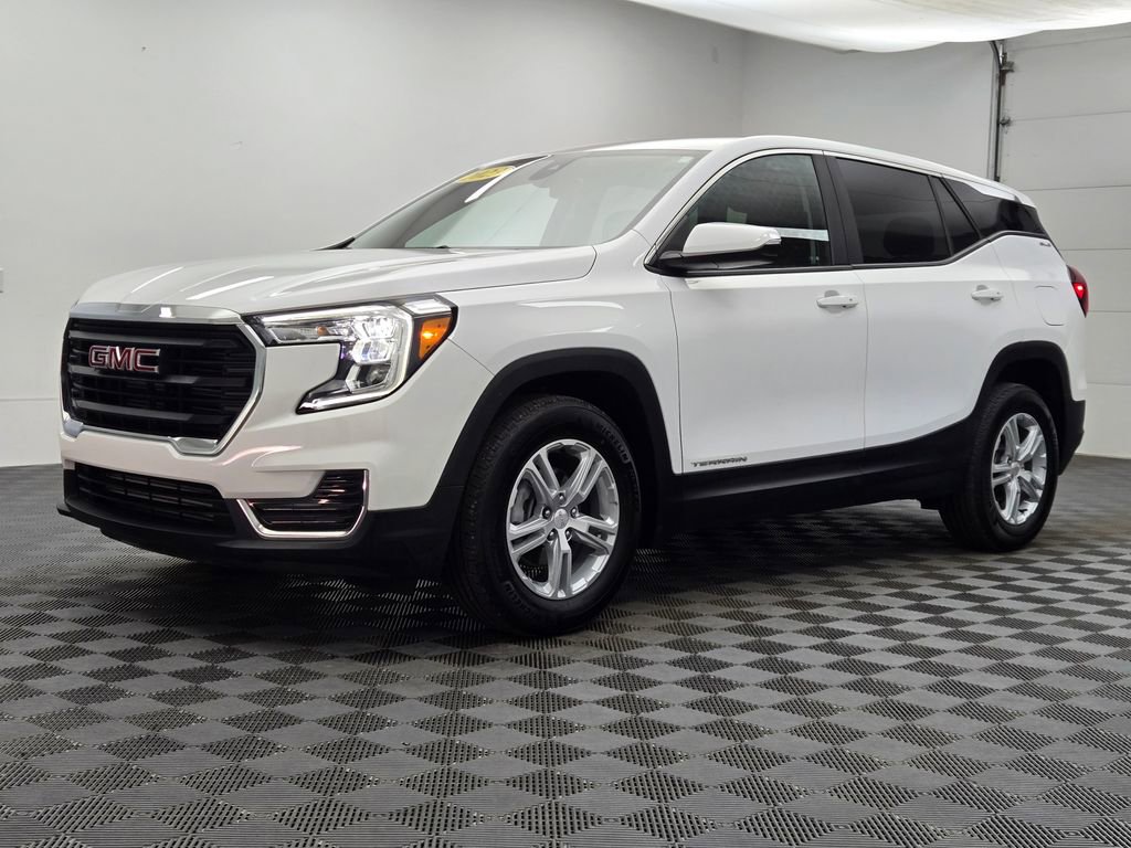 Used 2023 GMC Terrain SLE image 2