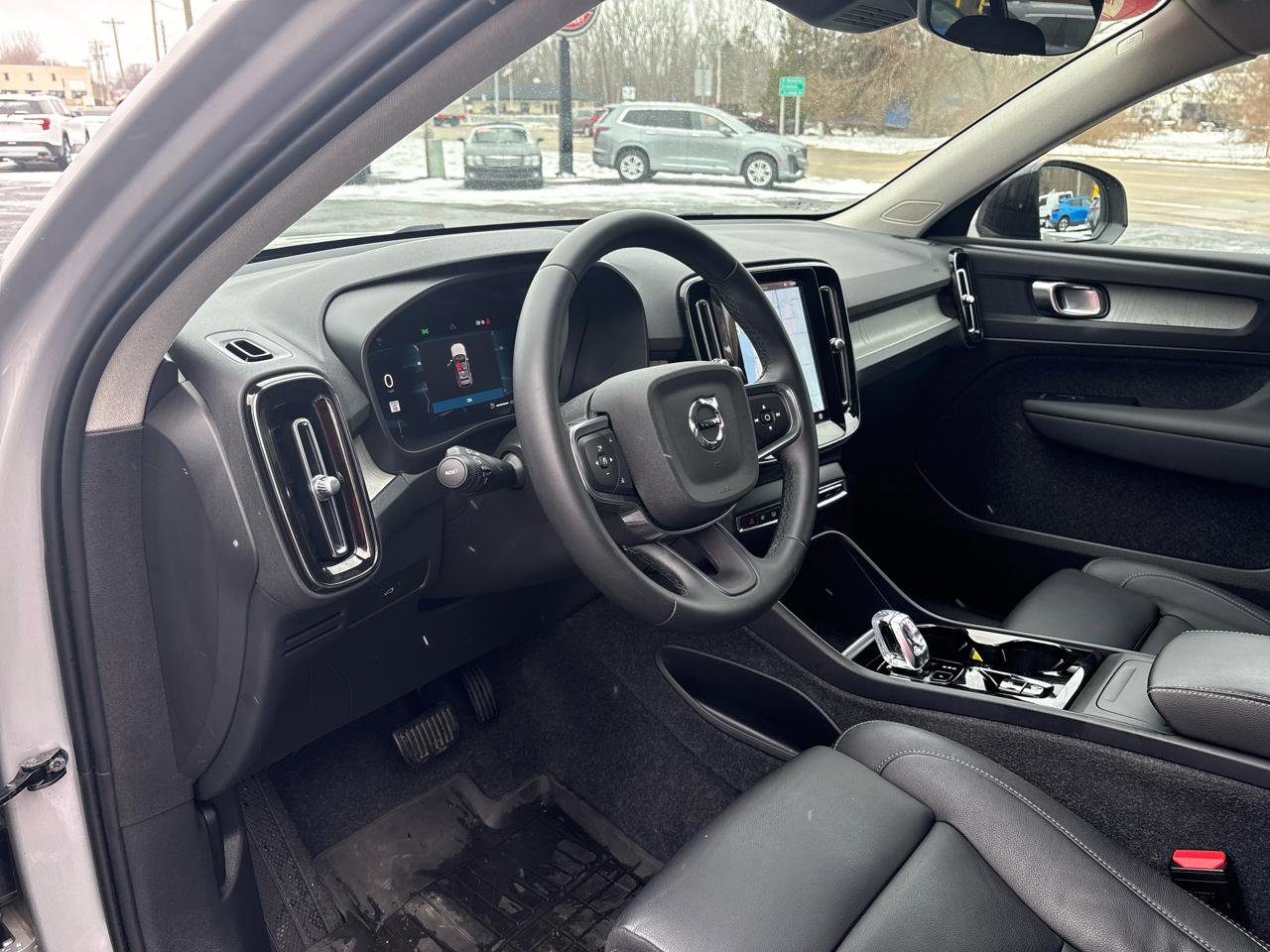 Used 2024 Volvo XC40 B5 Plus image 6