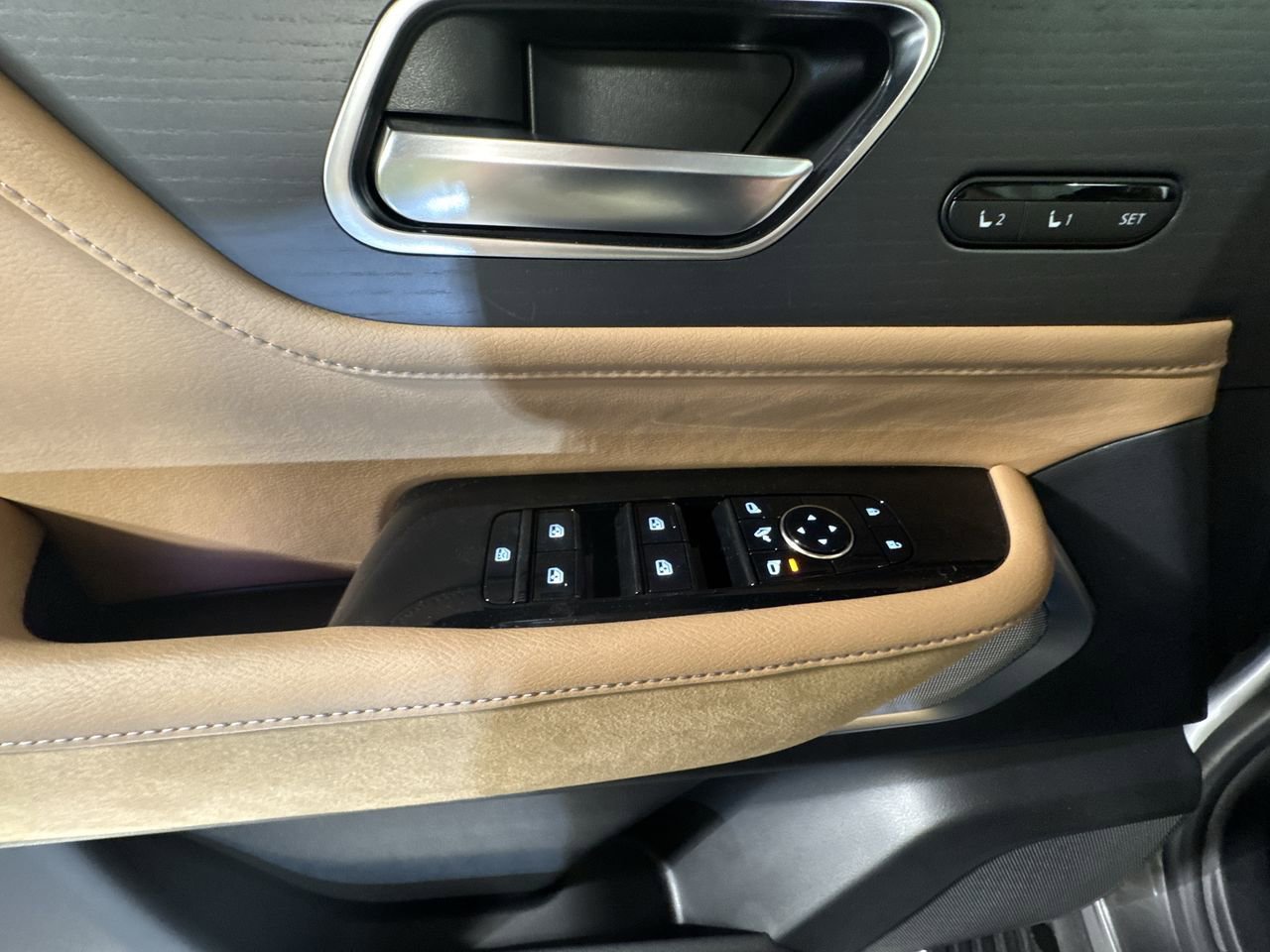 New 2025 INFINITI QX80 Sensory image 17