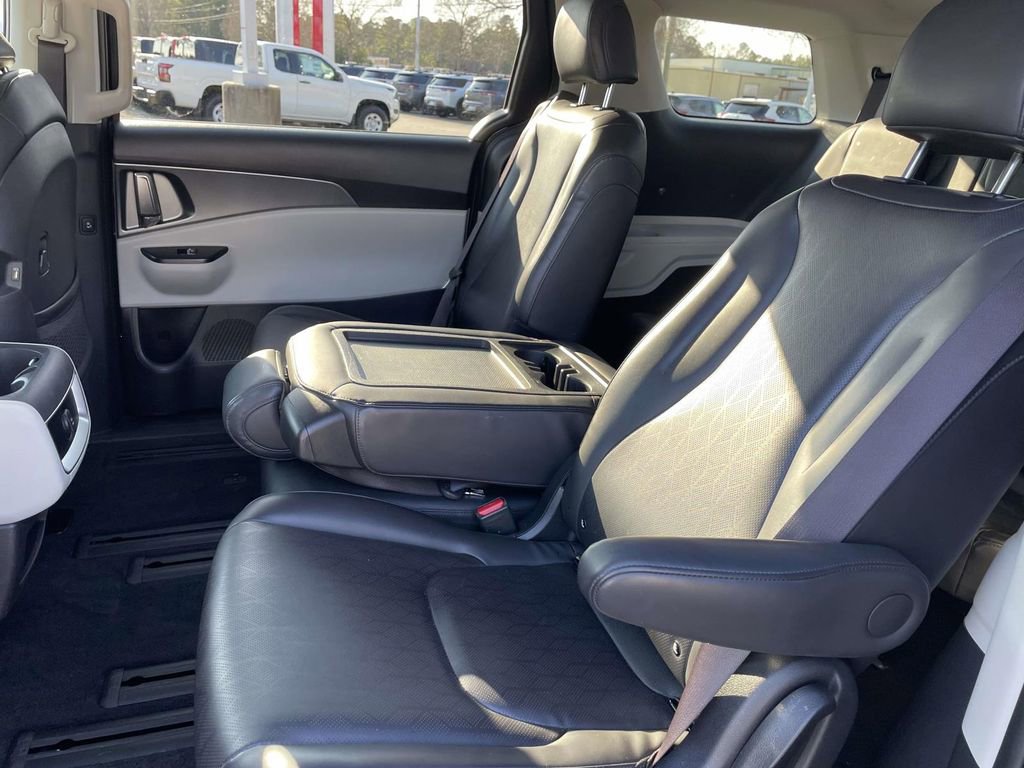 Used 2024 Kia Carnival LX image 12