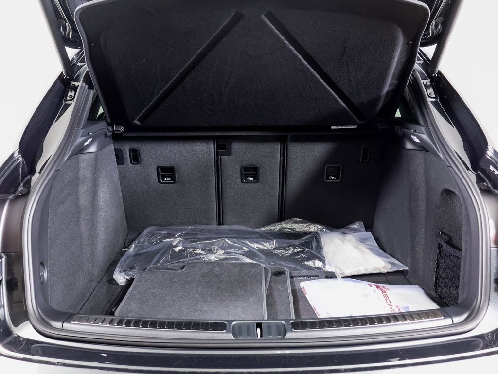 Certified 2026 Porsche Macan image 13