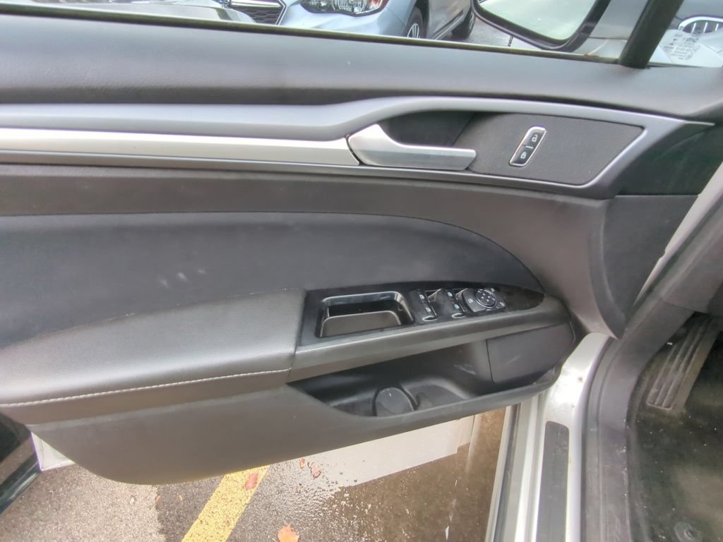 Used 2016 Ford Fusion SE FWD image 8