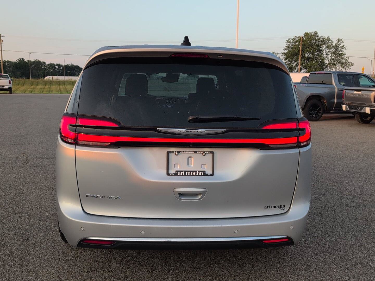 Used 2024 Chrysler Pacifica Touring-L FWD image 4