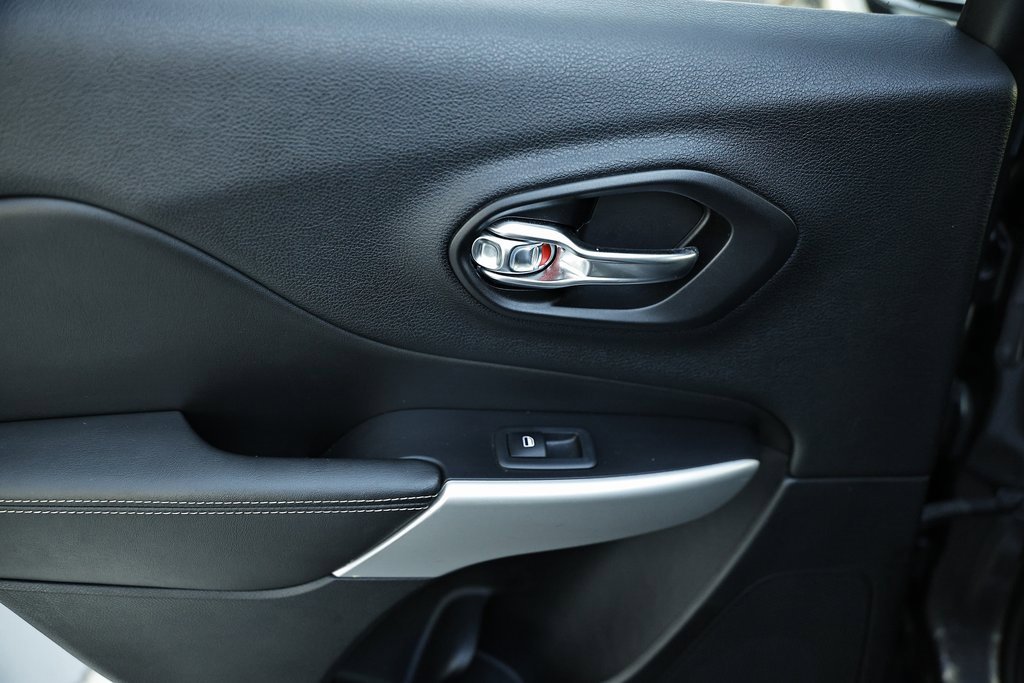 Used 2018 Jeep Cherokee Latitude Plus w/ Comfort/Convenience Group image 22