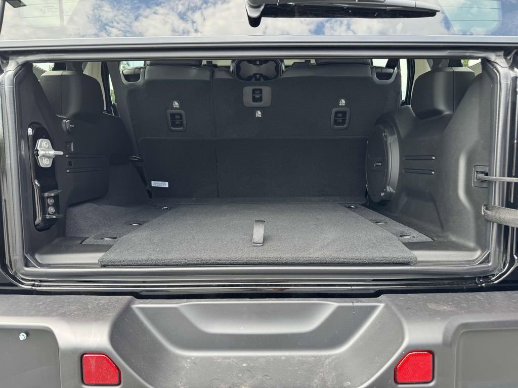 New 2025 Jeep Wrangler Sahara w/ Technology Group image 31