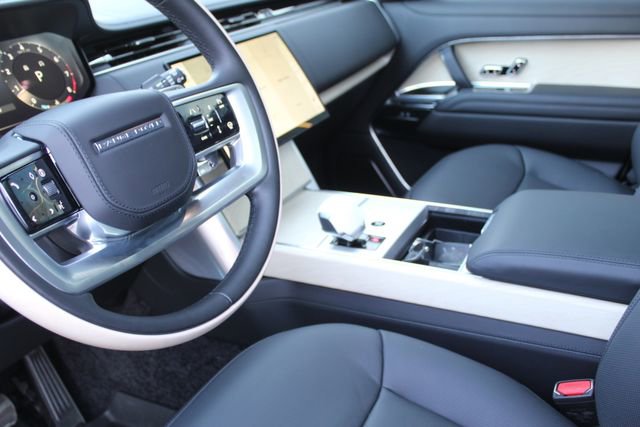 Used 2025 Land Rover Range Rover SV image 14