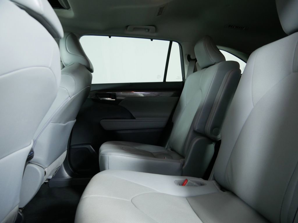 Used 2021 Toyota Highlander Limited AWD/4WD image 16