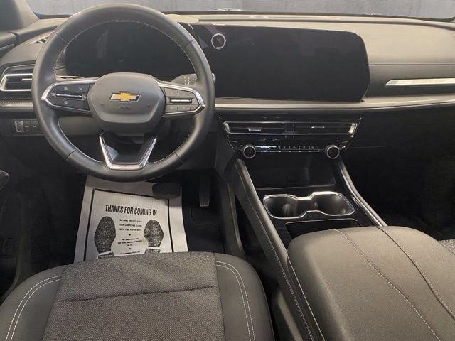 Used 2025 Chevrolet Traverse LT AWD/4WD image 2