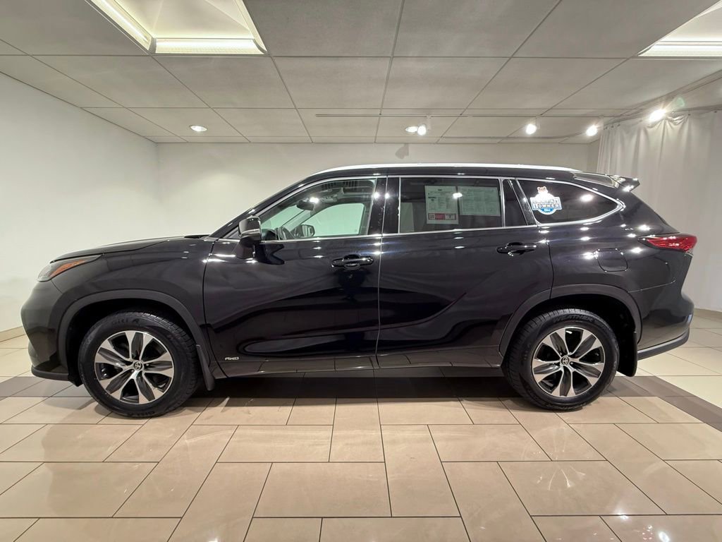 Used 2022 Toyota Highlander XLE AWD/4WD image 2