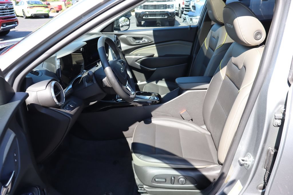 Used 2025 Chevrolet Trax ACTIV w/ Sunroof Package FWD image 4