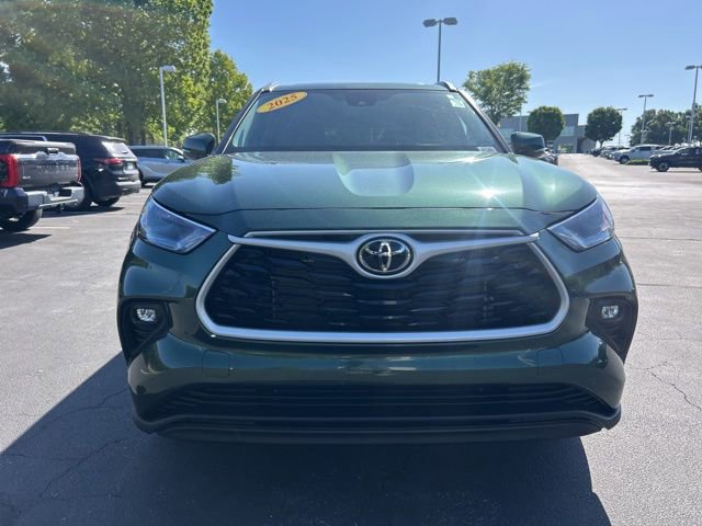 Used 2025 Toyota Highlander XLE image 2