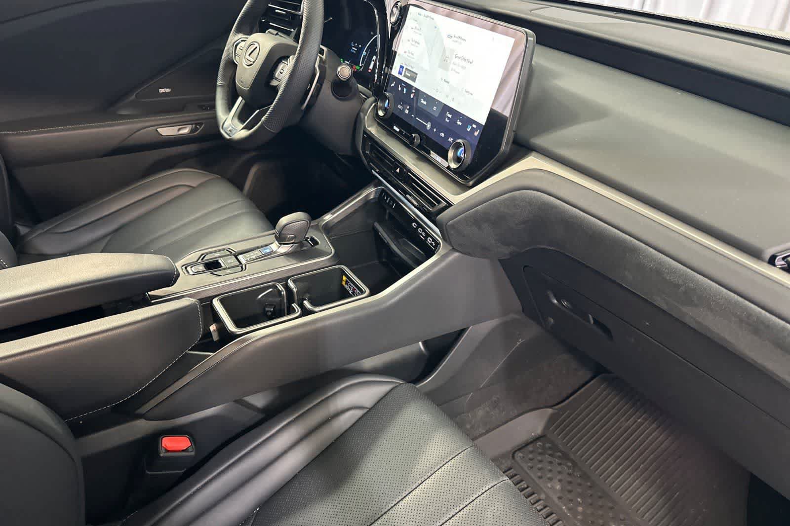 Used 2025 Lexus TX 500h AWD w/ Technology Package image 19