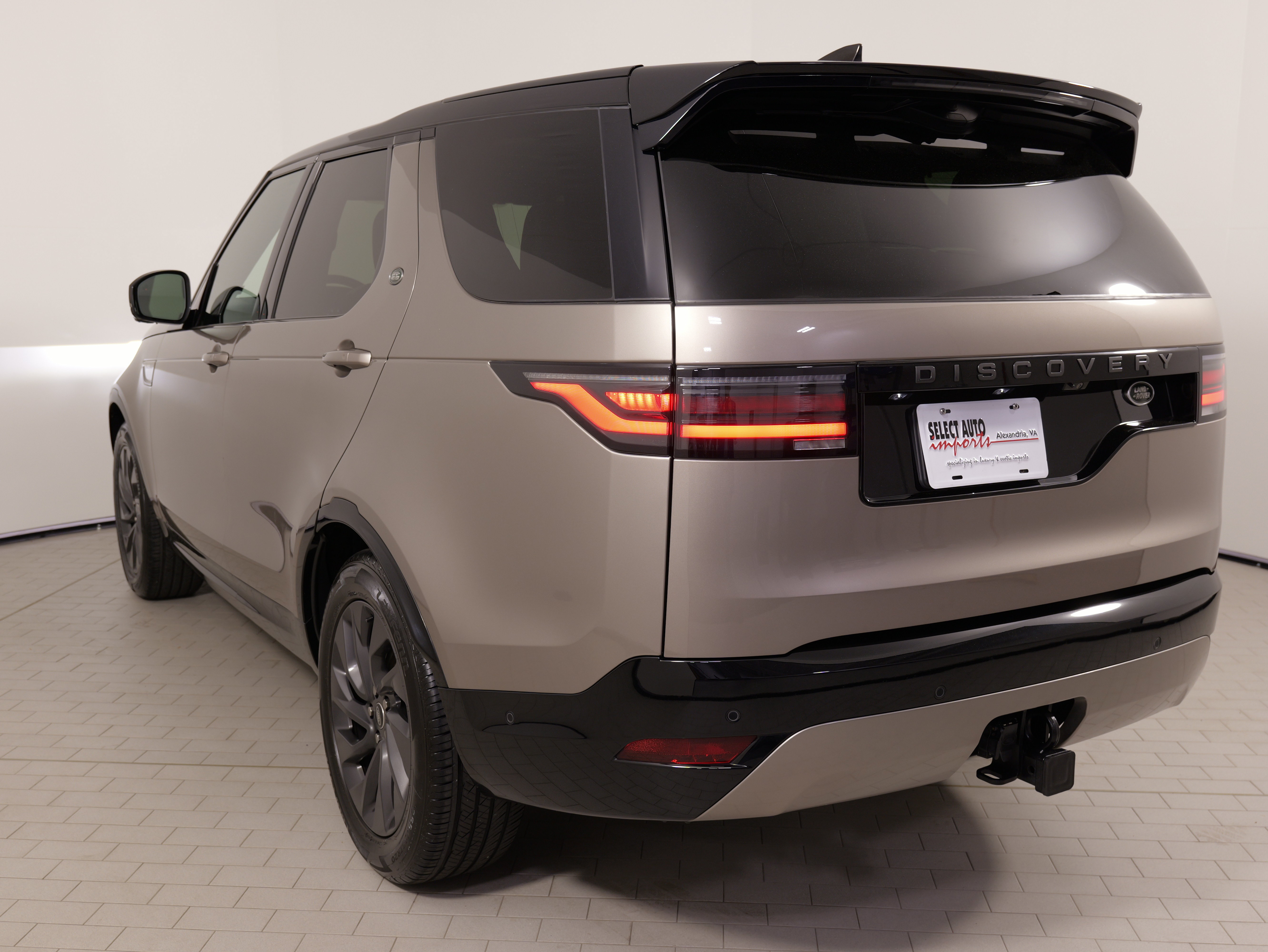 Used 2023 Land Rover Discovery S R-Dynamic AWD/4WD image 15