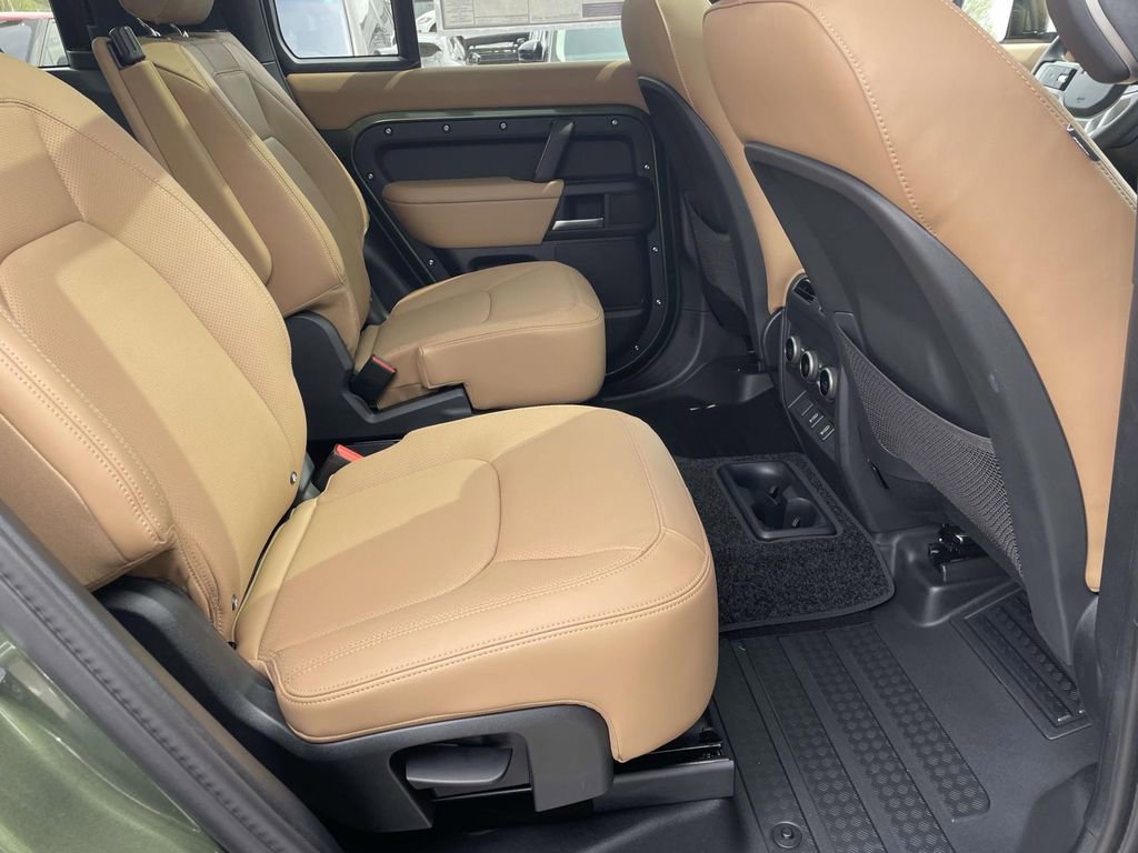 New 2026 Land Rover Defender 130 X-Dynamic SE AWD/4WD image 19