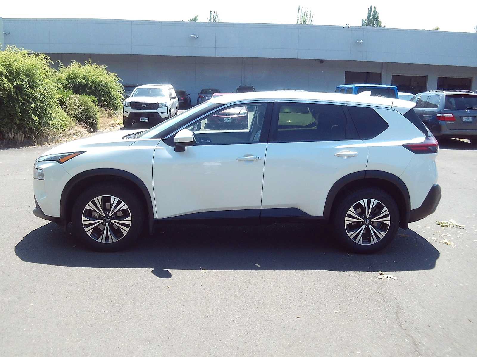 Used 2023 Nissan Rogue SV FWD image 2