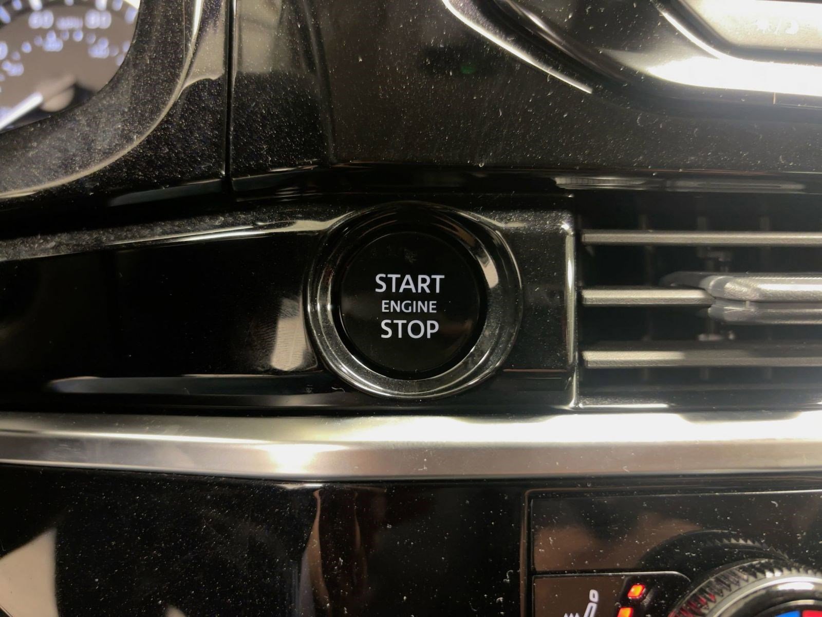 Used 2025 Nissan Pathfinder SV image 27