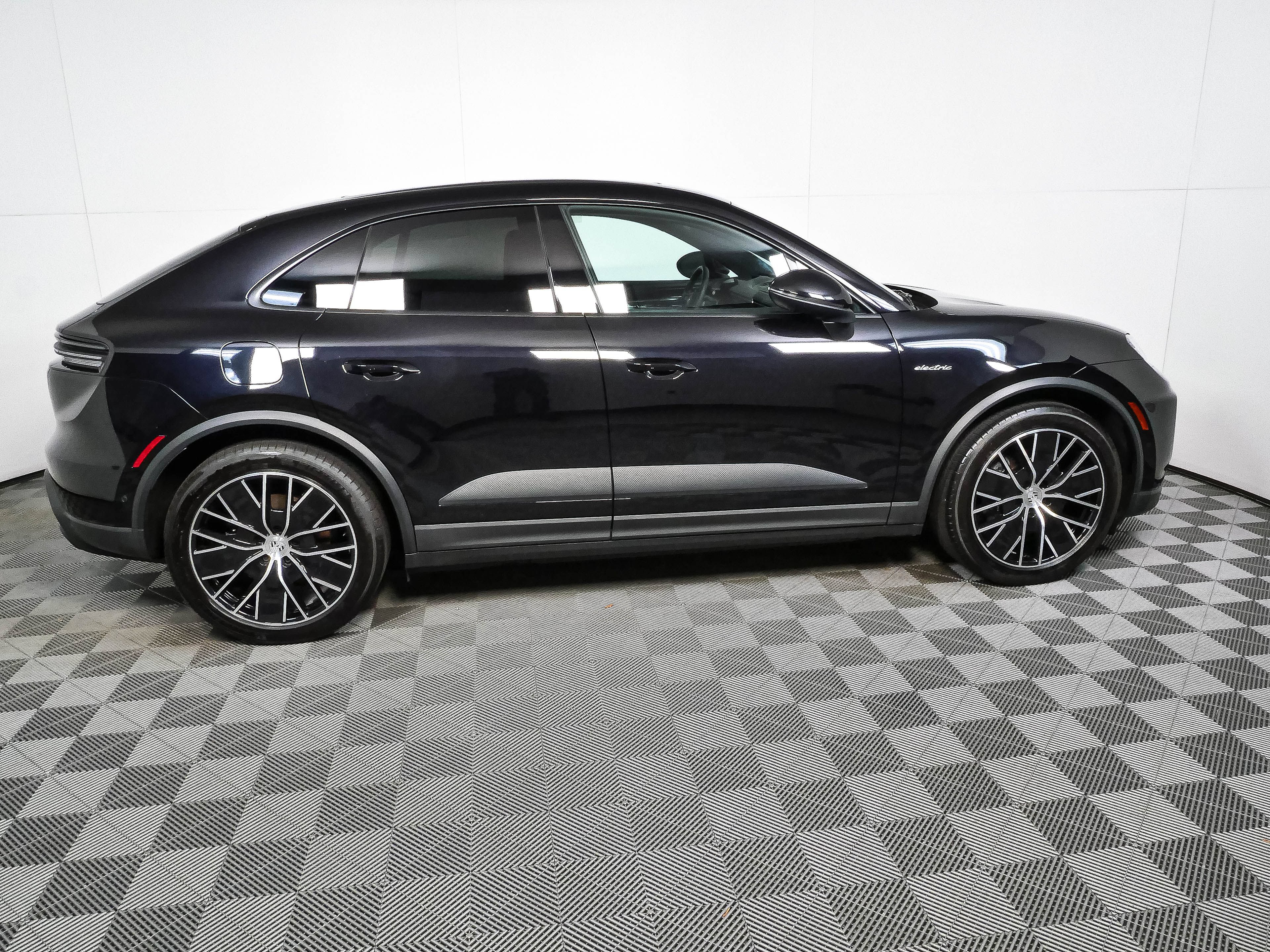 Certified 2025 Porsche Macan Electric RWD image 27