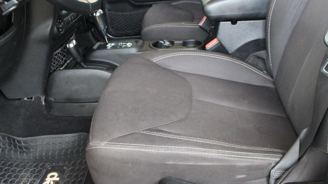 Used 2014 Jeep Wrangler Unlimited Sahara w/ Connectivity Group image 26