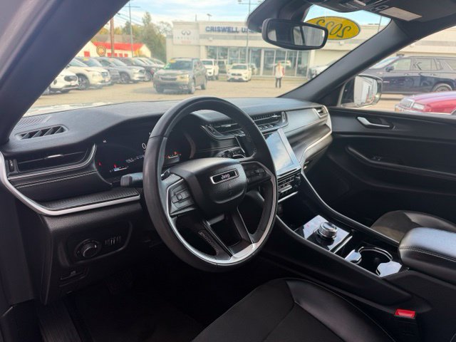 Used 2023 Jeep Grand Cherokee Altitude AWD/4WD image 6