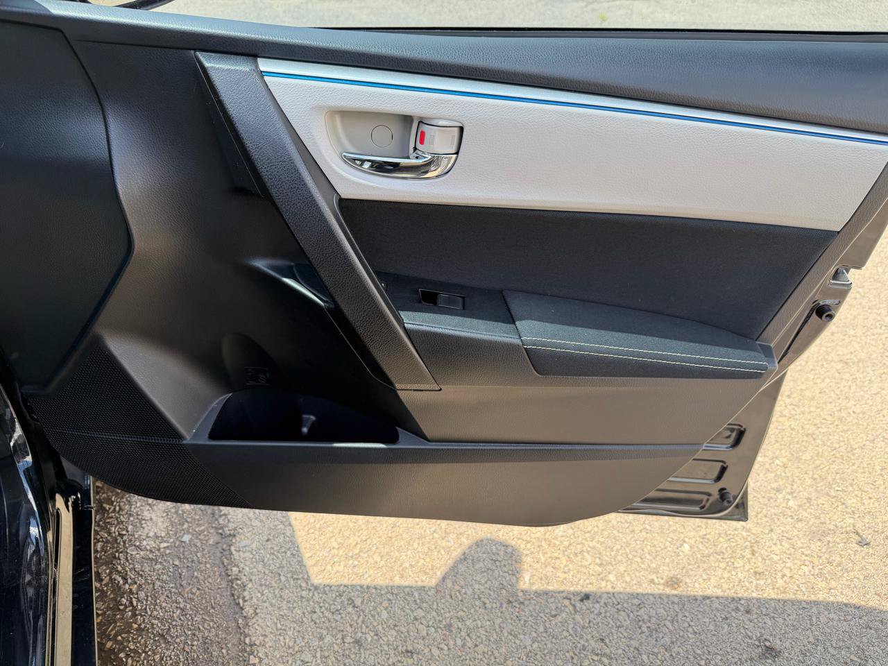 Used 2015 Toyota Corolla LE FWD image 19