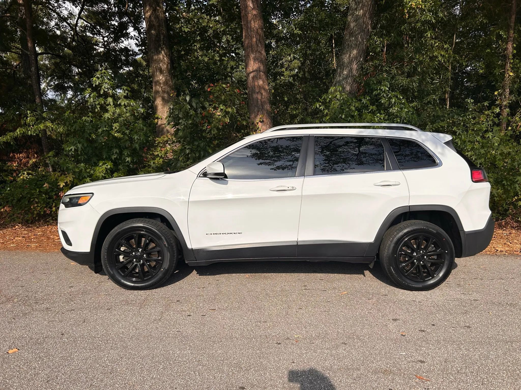 Used 2021 Jeep Cherokee Latitude Lux w/ Sun & Sound Group image 2