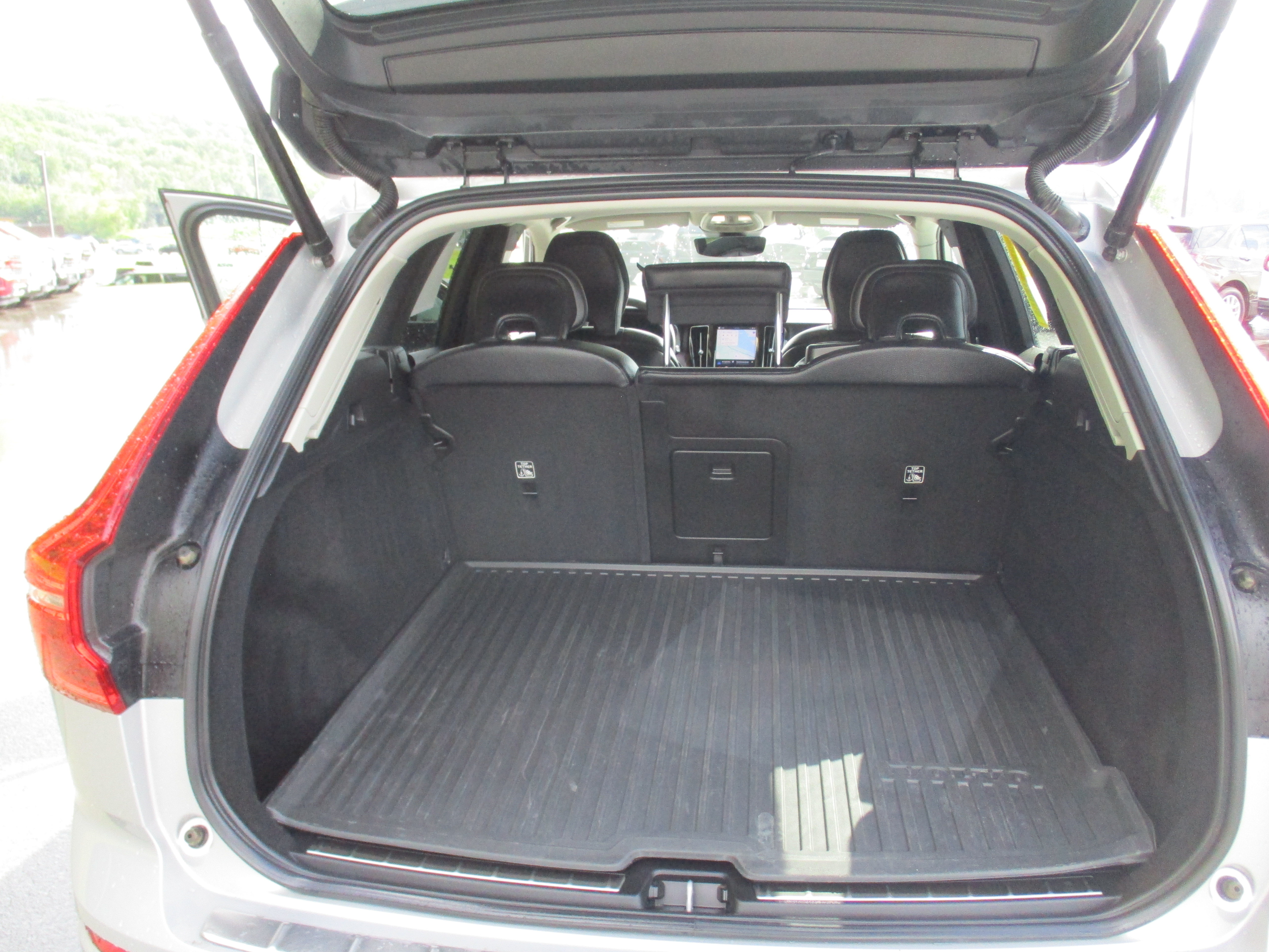 Certified 2022 Volvo XC60 B5 Momentum w/ Climate Package AWD/4WD image 14
