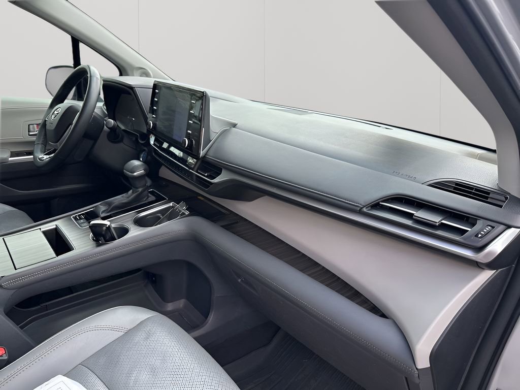 Used 2021 Toyota Sienna Limited image 14