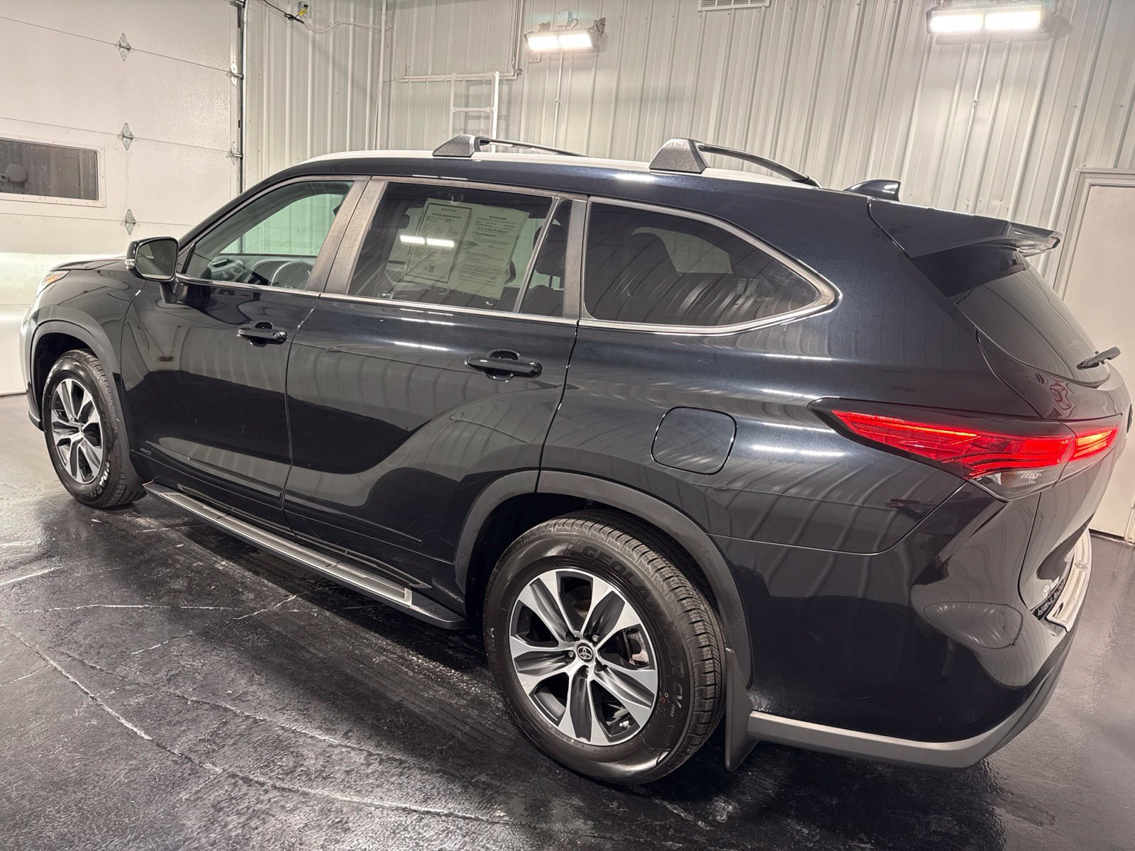Used 2023 Toyota Highlander XLE w/ Protection Package #3 (TMS) AWD/4WD image 2