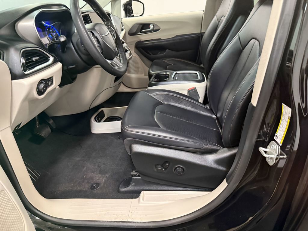 Used 2024 Chrysler Pacifica Touring-L image 6