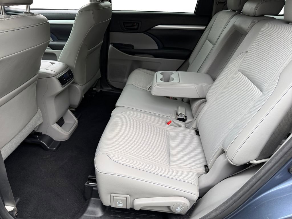 Used 2017 Toyota Highlander Plus AWD/4WD image 13