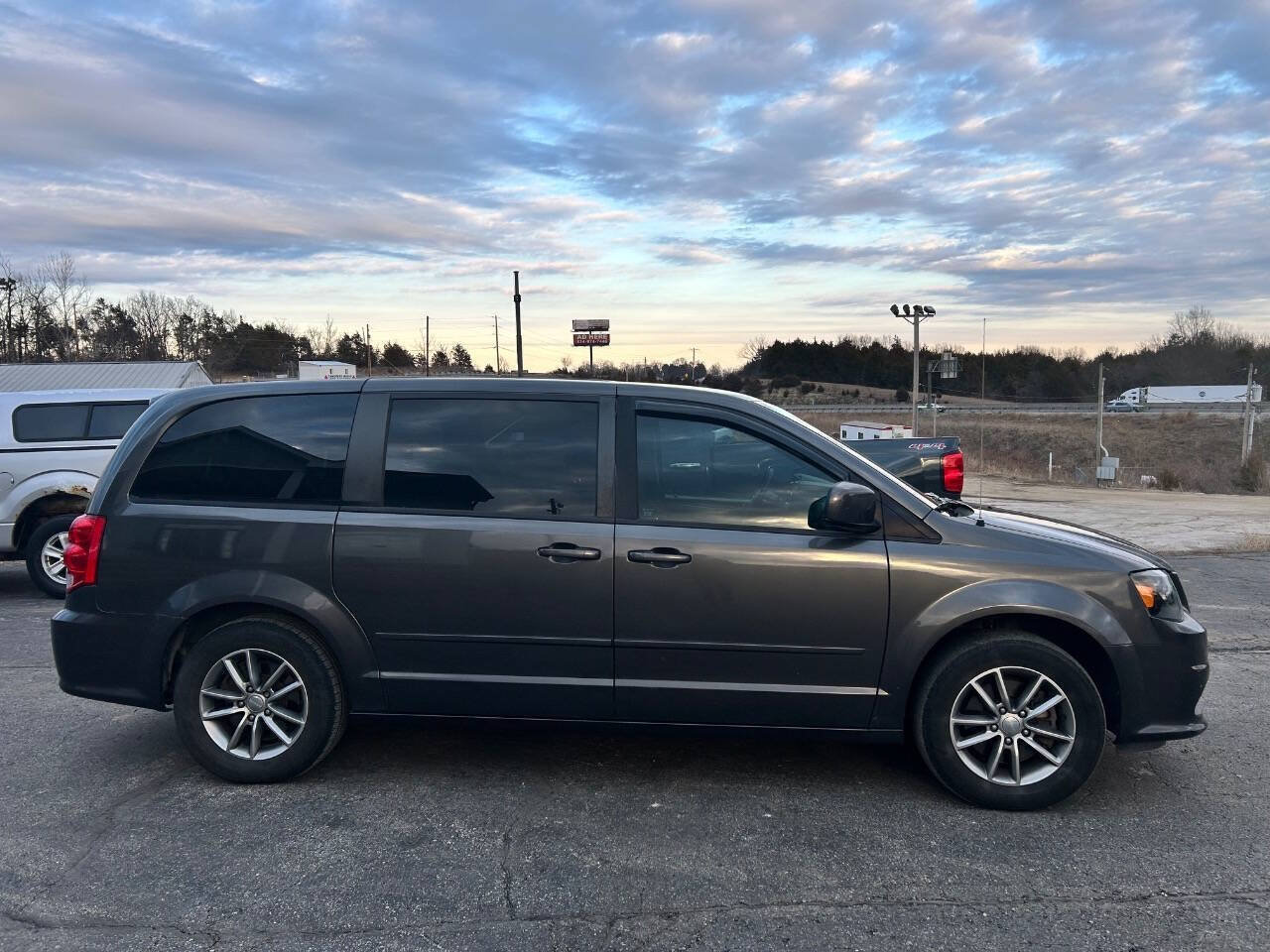 Used 2016 Dodge Grand Caravan SE FWD image 7
