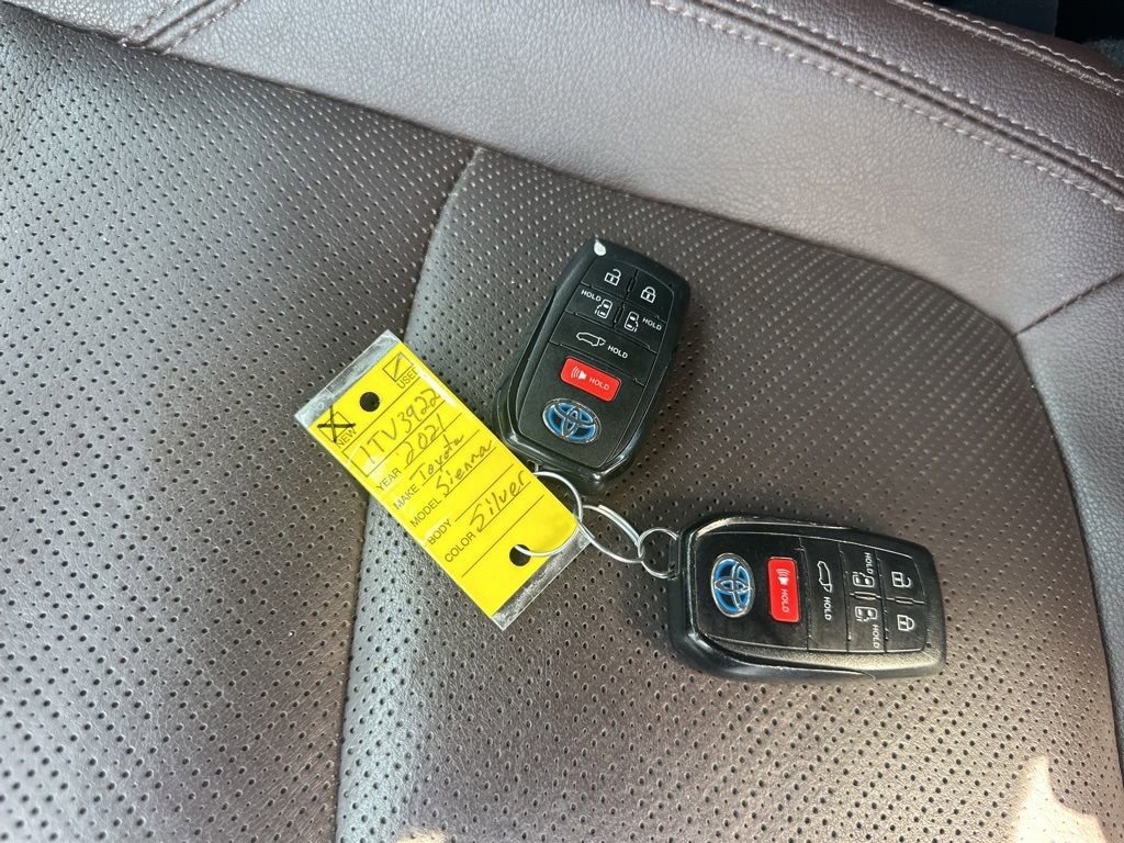 Used 2021 Toyota Sienna Platinum image 40