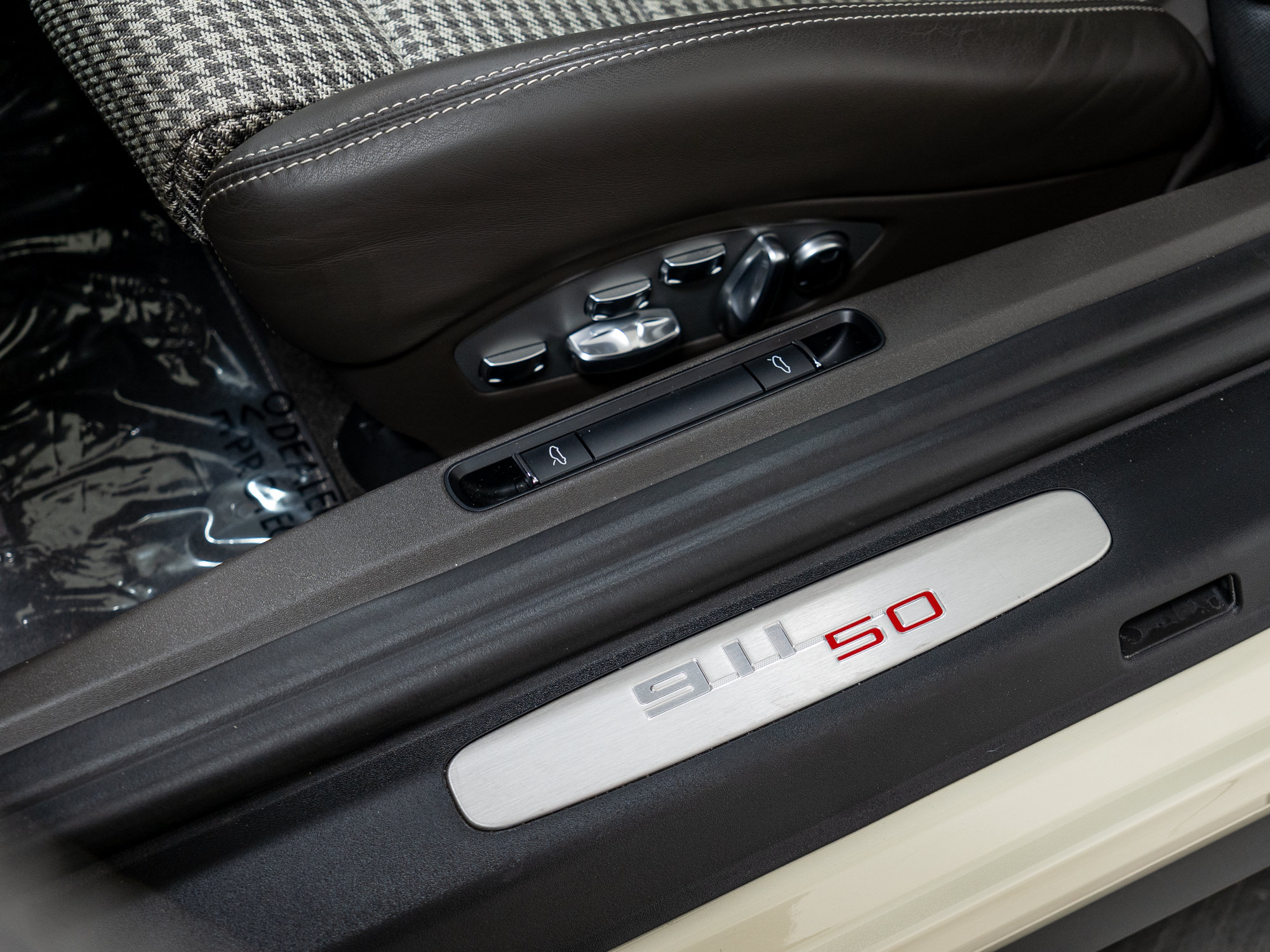 Certified 2014 Porsche 911 50th Anniversary Edition RWD image 18