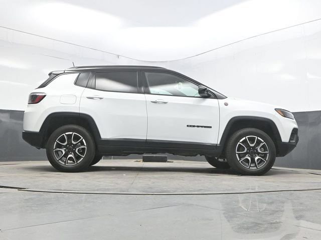 Used 2025 Jeep Compass Trailhawk AWD/4WD image 40