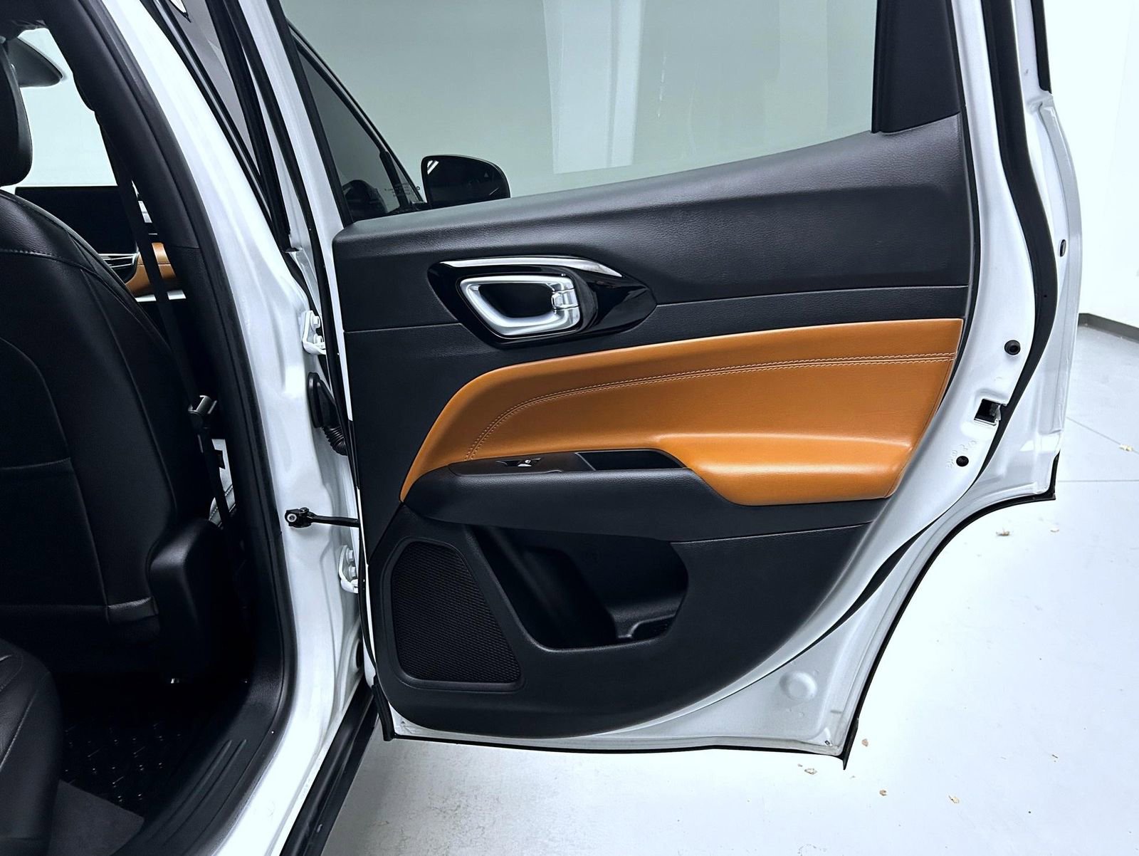 Used 2025 Jeep Compass Limited image 17