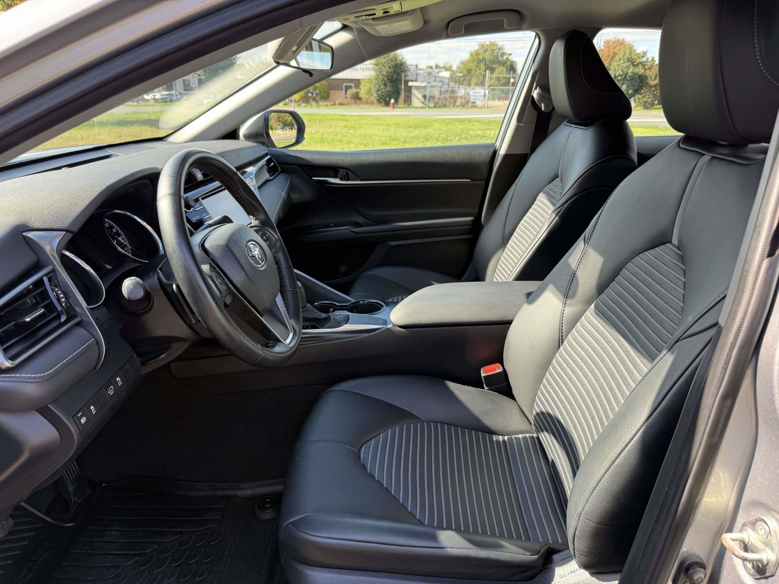 Used 2020 Toyota Camry SE FWD image 13