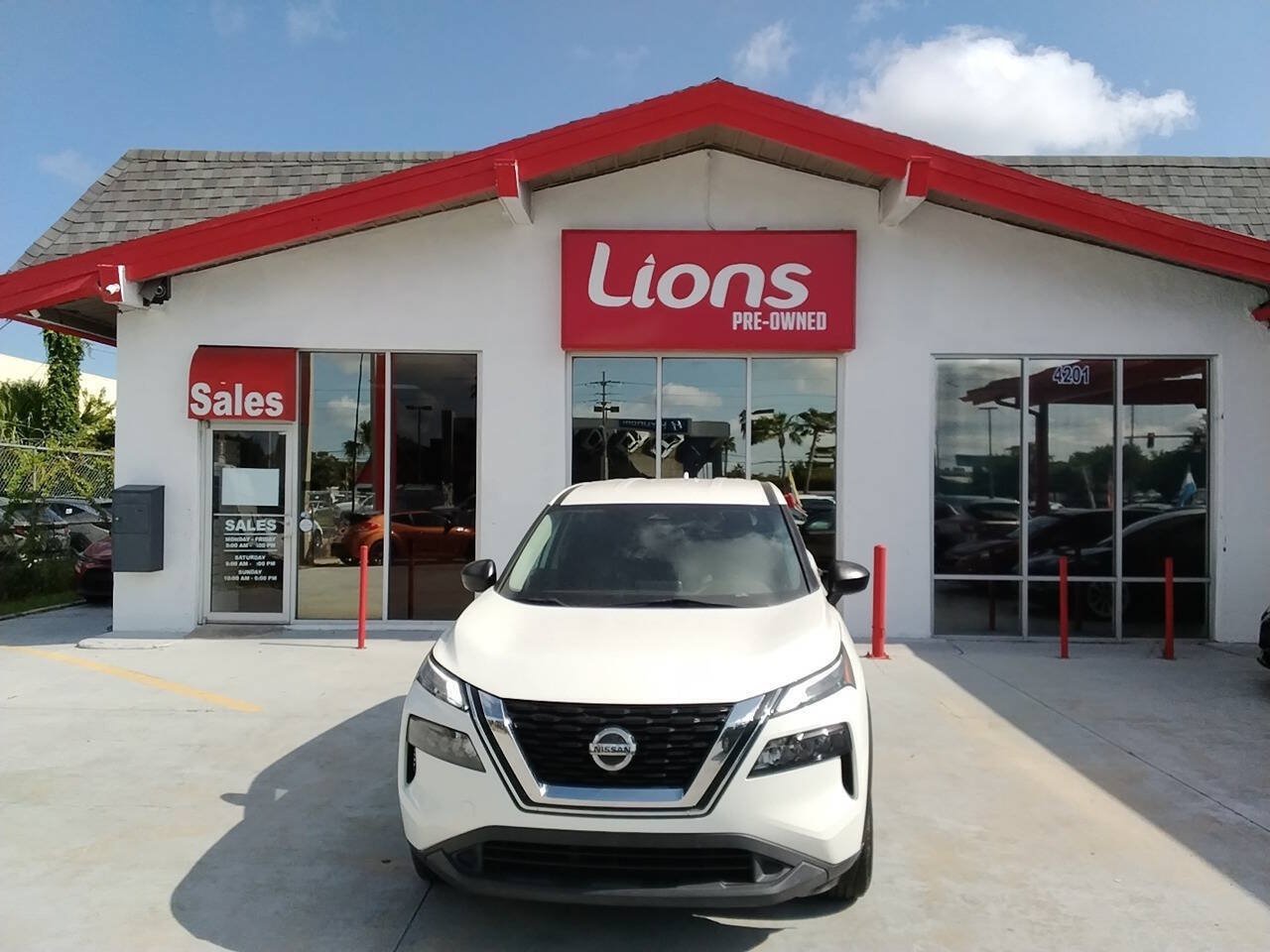 Used 2021 Nissan Rogue S FWD image 1