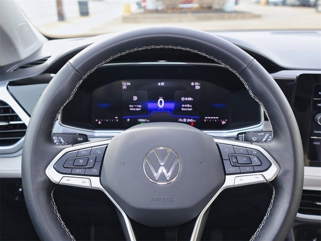Certified 2025 Volkswagen Taos SE image 20