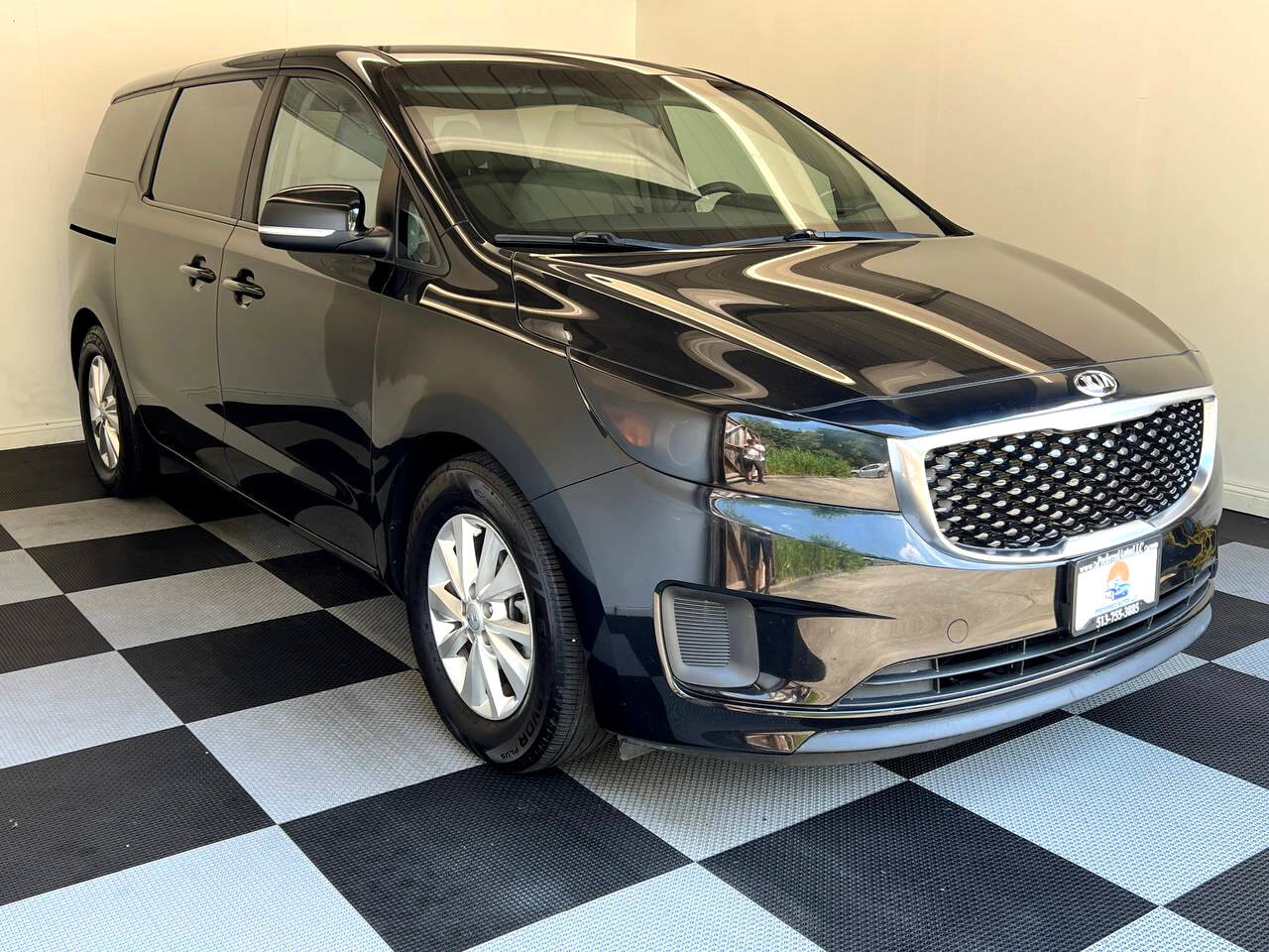 Used 2017 Kia Sedona LX image 3