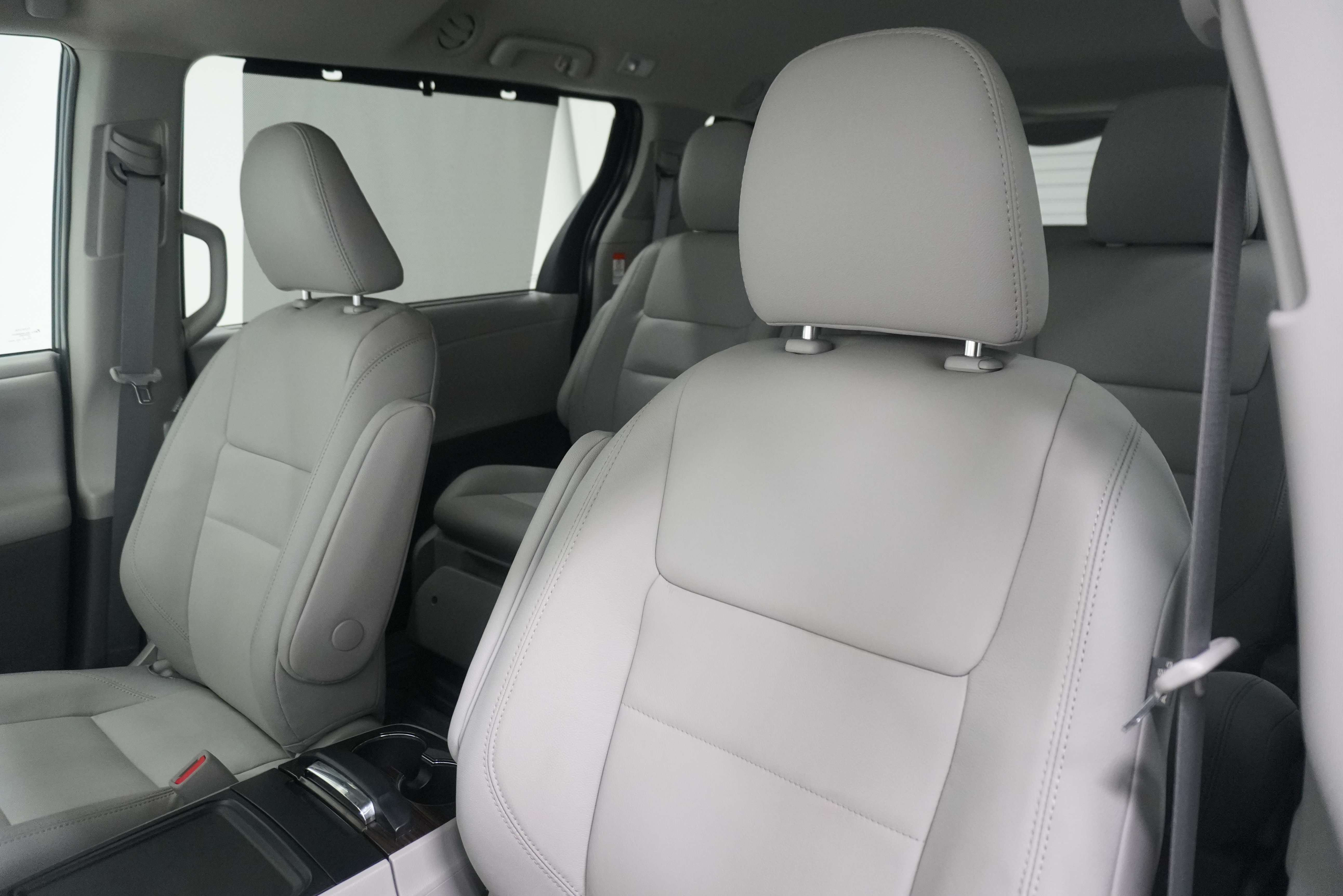 Used 2020 Toyota Sienna XLE w/ XLE Navigation Package FWD image 11