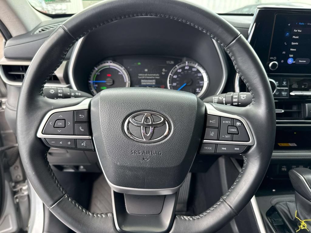 Used 2024 Toyota Highlander XLE FWD image 25