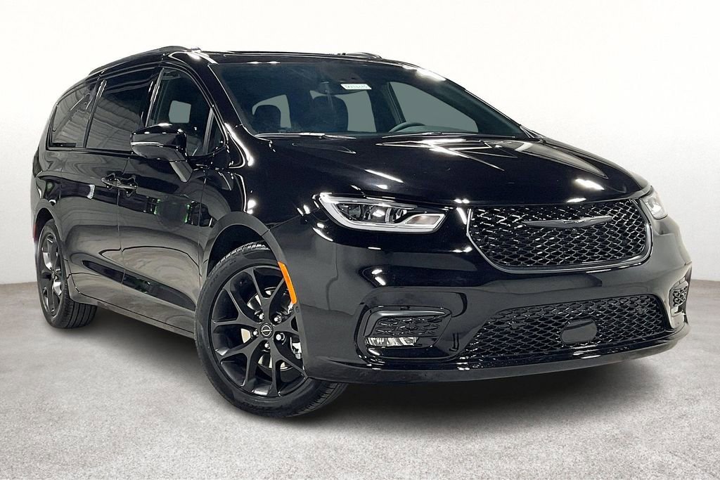 New 2026 Chrysler Pacifica Limited w/ Uconnect Theater Family Group