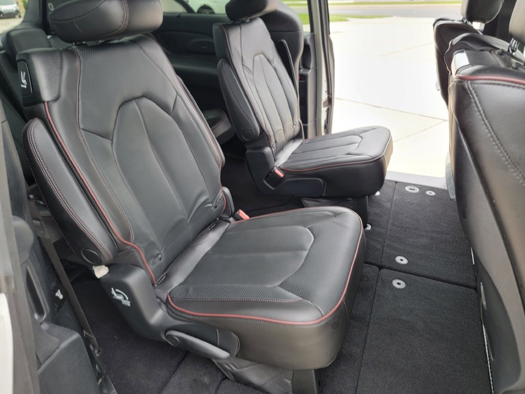 Used 2020 Chrysler Pacifica Limited FWD image 16