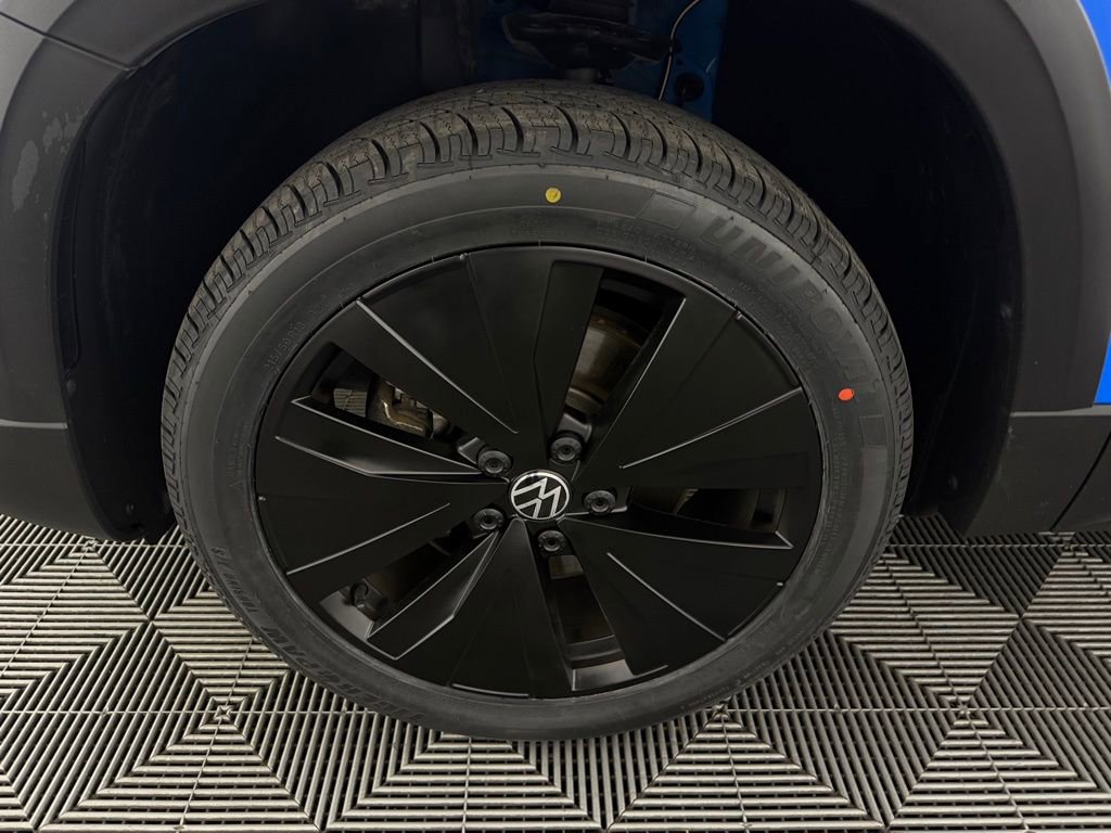 Used 2022 Volkswagen Taos SE w/ Panoramic Sunroof Package FWD image 11