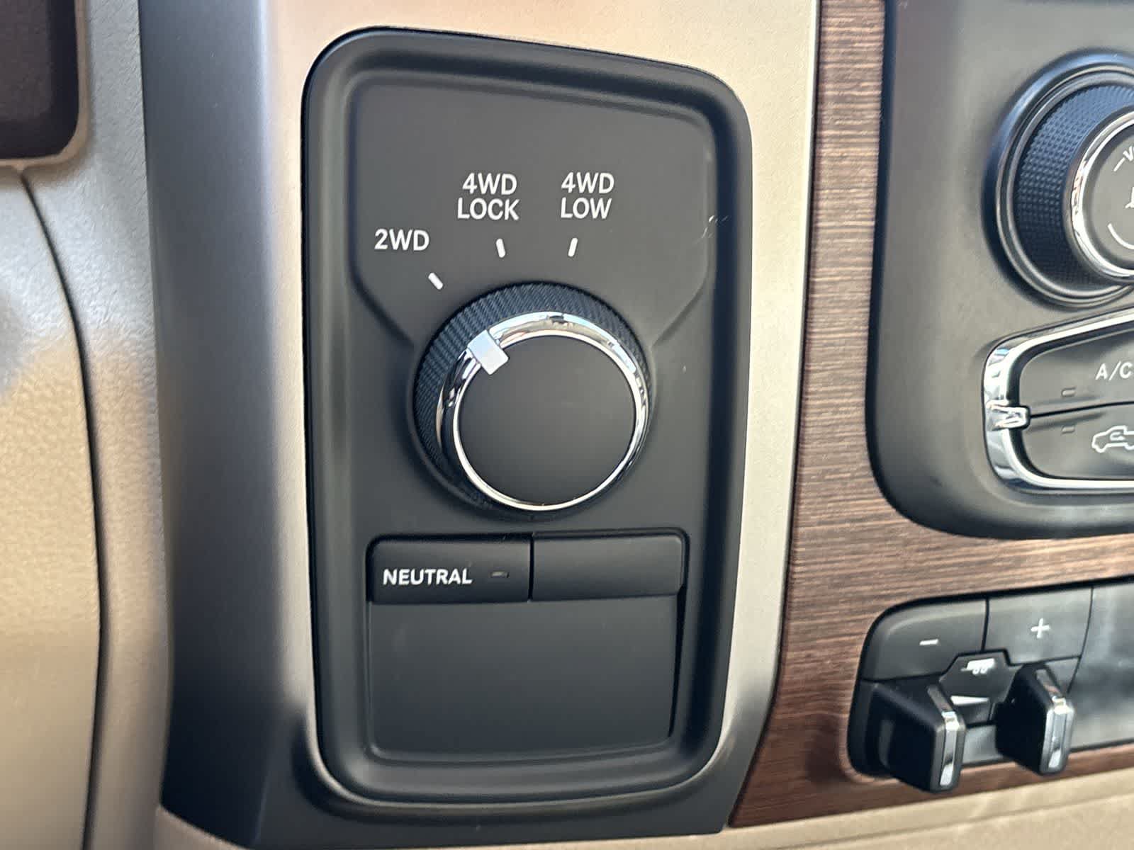 Used 2014 RAM 3500 Laramie w/ Convenience Group AWD/4WD image 25